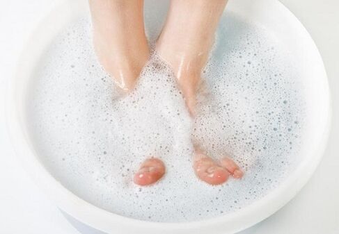 Baño de sosa para tratar fungos nas unhas